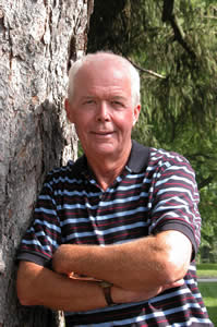 Photo of Dick Hanaway '56 leaning against a tree